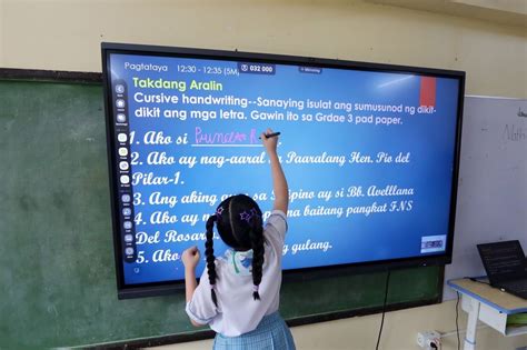 Smart kami sa Makati: 400 'smart classrooms' for Makatizen youth.